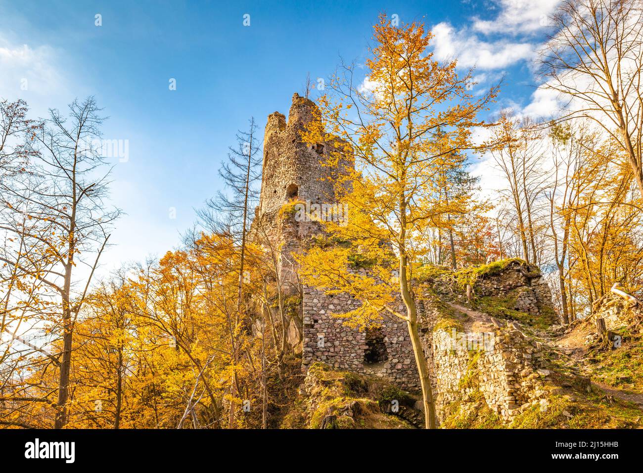 Château médiéval de Starhrad dans le paysage de montagne d'automne, Slovaquie, Europe. Banque D'Images