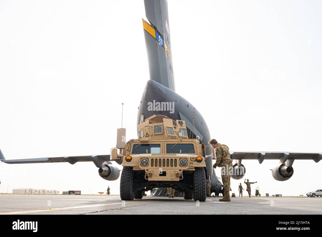 Un Humvee de l'armée américaine affecté au 1-153rd Cavalry Regiment, est chargé sur un C-17 Globemaster III de la Force aérienne, affecté à l'escadron de transport aérien expéditionnaire 816th lors de l'opération Agile Spartan II à la base aérienne Ali Al Salem, au Koweït, le 16 mars 2022. Les membres ont participé à l'opération Agile Spartan (OAS) II, une opération conjointe et multinationale de grande envergure axée sur les tests opérationnels et l'évaluation des compétences de base d'Agile combat Employment. (É.-U. Photo de la Force aérienne par Tech. Sgt. Patrick Evenson) Banque D'Images