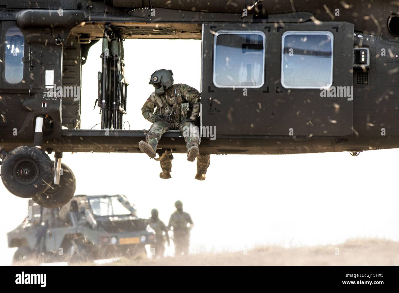 BASE AÉRIENNE DE MIHAIL KOGALNICEANU, Roumanie – Un bataillon de 3rd, 227th Aviation Regiment UH60 Blackhawk Lands après avoir effectué des opérations de chargement de harnais avec la Royal Netherlands 11th Air Assault Brigade pendant Rapid Falcon, MK Air base, Roumanie, 11 mars 2022. Rapid Falcon est conçu comme un exercice multinational conjoint visant à accroître l'opérabilité et la capacité de réaction conjointe ainsi que le développement de relations fonctionnelles entre les structures participantes. (É.-U. Photo de l'armée par le capitaine Taylor Criswell) Banque D'Images