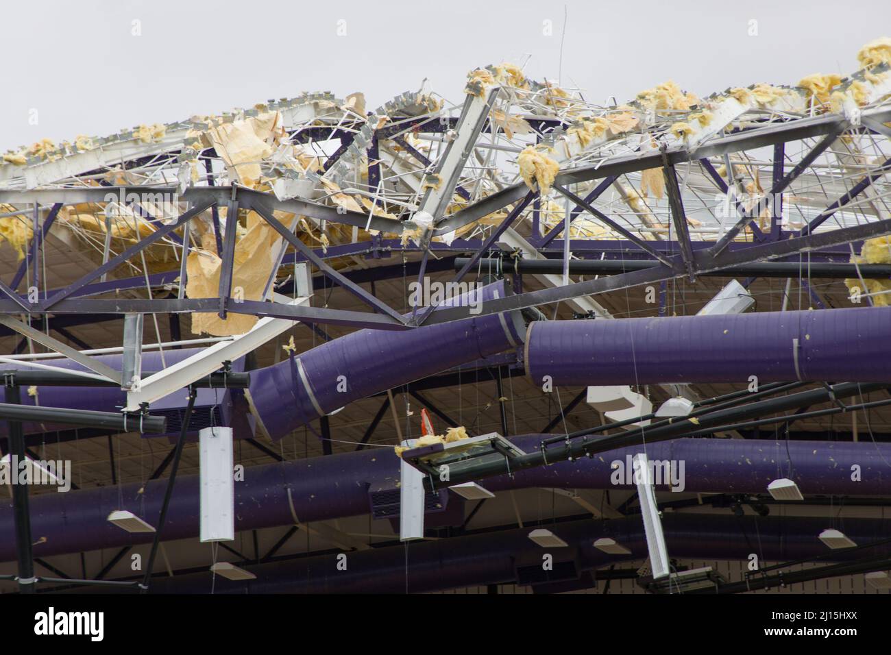 Jacksboro, États-Unis. 22nd mars 2022. La photo prise le 22 mars 2022 montre un bâtiment scolaire endommagé par une tornade à Jacksboro, dans le nord du Texas, aux États-Unis. De nombreuses personnes ont été blessées après plusieurs tornades, lundi, qui ont déchiré des parties des États du Texas et de l'Oklahoma du centre-sud des États-Unis, a déclaré les responsables. Crédit : Dan Tian/Xinhua/Alay Live News Banque D'Images