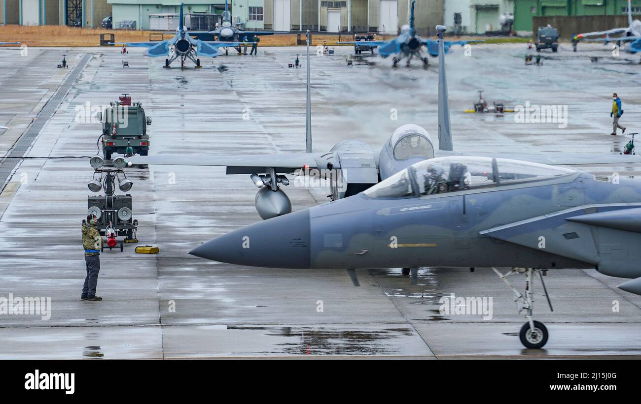 Un chef d'équipage affecté à l'unité d'entretien des aéronefs 18th, la base aérienne de Kadena (Japon), lance un F-15C Eagle sur la ligne aérienne de Tsuiki, le 22 mars 2022. L'avion est arrivé à Fukuoka pour le programme de relocalisation de la formation en aviation, ce qui augmente la préparation opérationnelle et améliore l'interopérabilité avec nos alliés japonais. (É.-U. Photo de la Force aérienne par le sergent d'état-major. Kyle Johnson) Banque D'Images