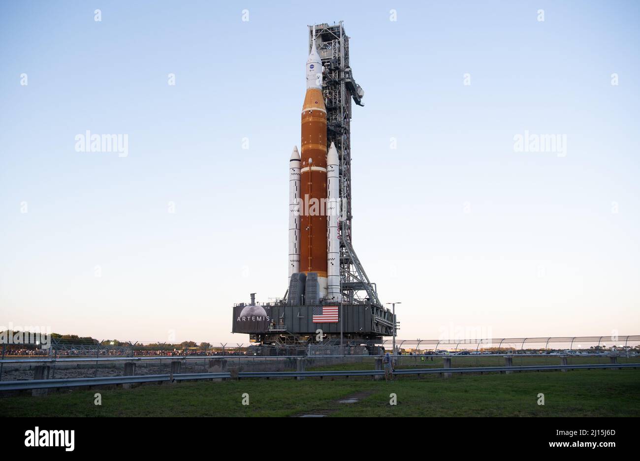 La fusée SLS (Space Launch System) de la NASA à bord de l'engin spatial Orion est vue au sommet d'un lanceur mobile alors qu'elle sort de High Bay 3 du bâtiment d'assemblage de véhicules pour la première fois pour lancer le complexe 39B, le jeudi 17 mars 2022, au Kennedy Space Center de la NASA en Floride. Avant l'essai en vol Artemis I de la NASA, la fusée SLS et l'engin spatial Orion entièrement empilés et intégrés feront l'objet d'une répétition en robe humide au Launch Complex 39B pour vérifier les systèmes et pratiquer les procédures de compte à rebours pour le premier lancement. Crédit photo : (NASA/Joel Kowsky) Banque D'Images