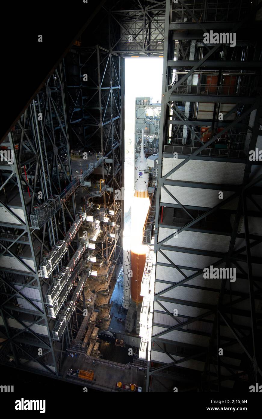 La fusée SLS (Space Launch System) de la NASA à bord de l'engin spatial Orion est vue au sommet d'un lanceur mobile alors qu'elle sort de High Bay 3 du bâtiment d'assemblage de véhicules pour la première fois pour lancer le complexe 39B, le jeudi 17 mars 2022, au Kennedy Space Center de la NASA en Floride. Avant l'essai en vol Artemis I de la NASA, la fusée SLS et l'engin spatial Orion entièrement empilés et intégrés feront l'objet d'une répétition en robe humide au Launch Complex 39B pour vérifier les systèmes et pratiquer les procédures de compte à rebours pour le premier lancement. Crédit photo : (NASA/Joel Kowsky & Aubrey Gemignani ) Banque D'Images