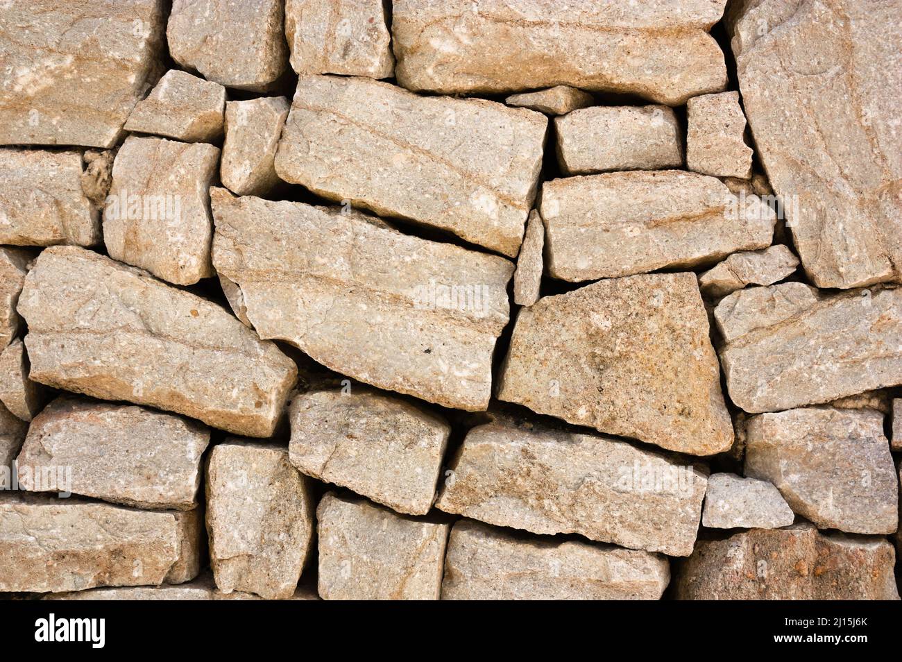 Image d'un mur qui est fait de pierres sculptées de forme inégale et qui sont empilées inutilisés Banque D'Images