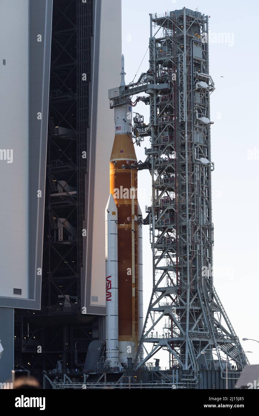 La fusée SLS (Space Launch System) de la NASA à bord de l'engin spatial Orion est vue au sommet d'un lanceur mobile alors qu'elle sort de High Bay 3 du bâtiment d'assemblage de véhicules pour la première fois pour lancer le complexe 39B, le jeudi 17 mars 2022, au Kennedy Space Center de la NASA en Floride. Avant l'essai en vol Artemis I de la NASA, la fusée SLS et l'engin spatial Orion entièrement empilés et intégrés feront l'objet d'une répétition en robe humide au Launch Complex 39B pour vérifier les systèmes et pratiquer les procédures de compte à rebours pour le premier lancement. Crédit photo : (NASA/Keegan Barber) Banque D'Images