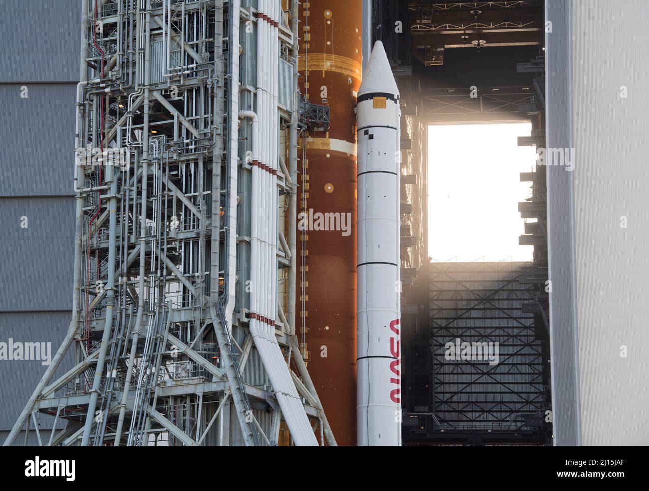 La fusée SLS (Space Launch System) de la NASA à bord de l'engin spatial Orion est vue au sommet d'un lanceur mobile alors qu'elle sort de High Bay 3 du bâtiment d'assemblage de véhicules pour la première fois pour lancer le complexe 39B, le jeudi 17 mars 2022, au Kennedy Space Center de la NASA en Floride. Avant l'essai en vol Artemis I de la NASA, la fusée SLS et l'engin spatial Orion entièrement empilés et intégrés feront l'objet d'une répétition en robe humide au Launch Complex 39B pour vérifier les systèmes et pratiquer les procédures de compte à rebours pour le premier lancement. Crédit photo : (NASA/Aubrey Gemignani) Banque D'Images