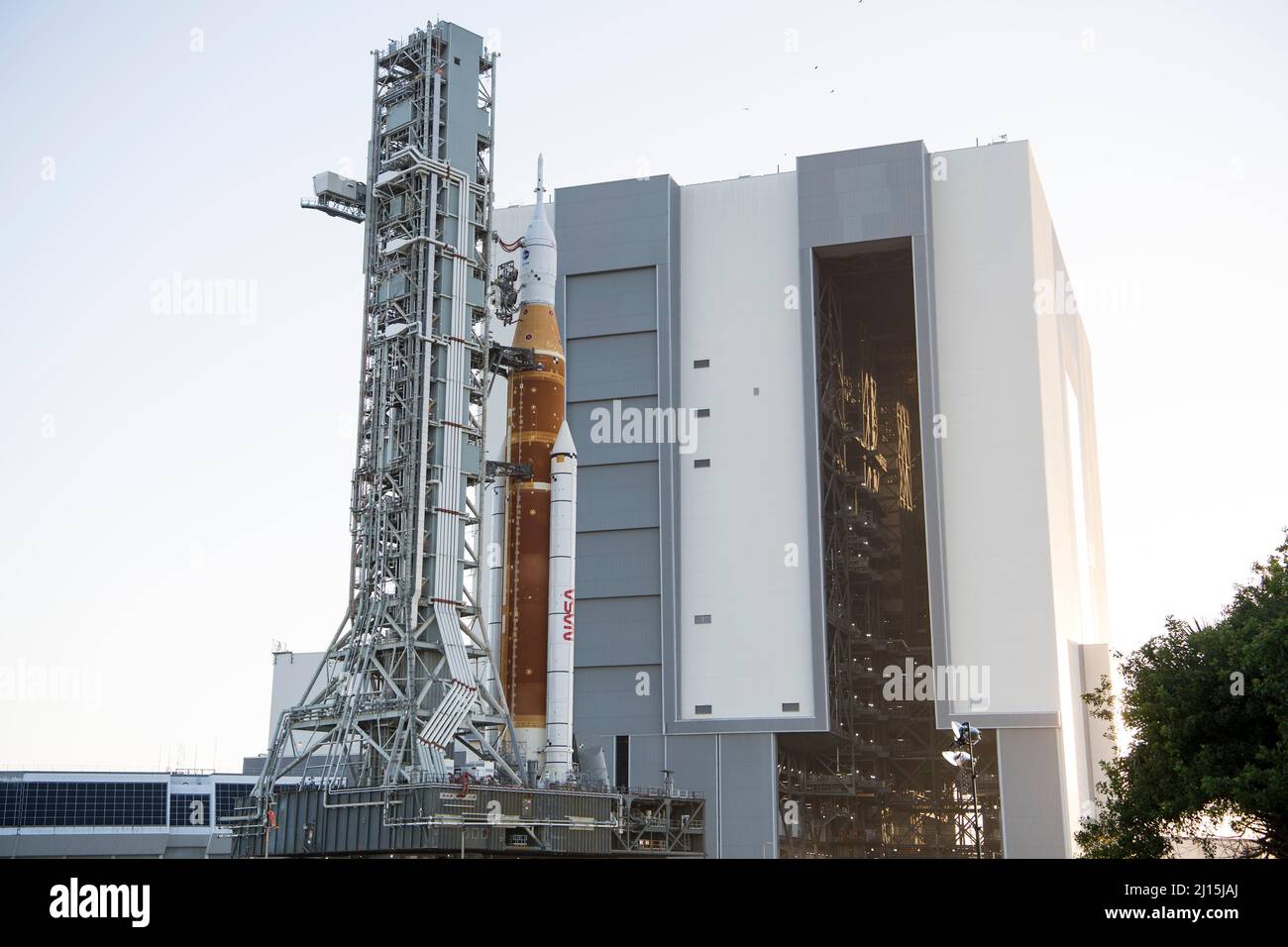 La fusée SLS (Space Launch System) de la NASA à bord de l'engin spatial Orion est vue au sommet d'un lanceur mobile alors qu'elle sort de High Bay 3 du bâtiment d'assemblage de véhicules pour la première fois pour lancer le complexe 39B, le jeudi 17 mars 2022, au Kennedy Space Center de la NASA en Floride. Avant l'essai en vol Artemis I de la NASA, la fusée SLS et l'engin spatial Orion entièrement empilés et intégrés feront l'objet d'une répétition en robe humide au Launch Complex 39B pour vérifier les systèmes et pratiquer les procédures de compte à rebours pour le premier lancement. Crédit photo : (NASA/Aubrey Gemignani) Banque D'Images