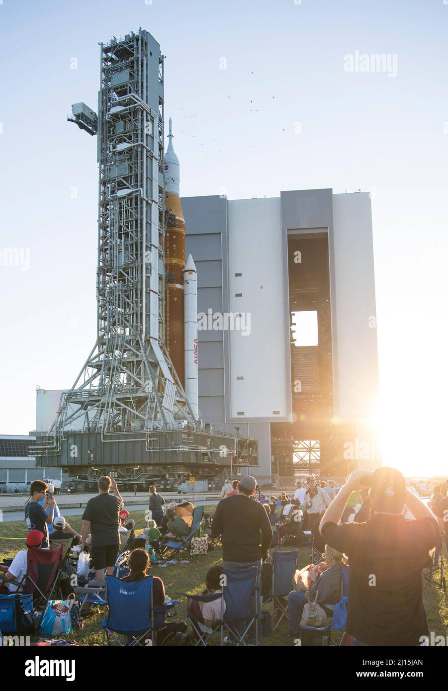 Des invités et des employés de la NASA regardent la fusée SLS (Space Launch System) de la NASA avec le vaisseau spatial Orion à bord, pour la première fois, à partir de High Bay 3 du bâtiment de montage de véhicules, le jeudi 17 mars 2022, au Kennedy Space Center de la NASA en Floride. Avant l'essai en vol Artemis I de la NASA, la fusée SLS et l'engin spatial Orion entièrement empilés et intégrés feront l'objet d'une répétition en robe humide au Launch Complex 39B pour vérifier les systèmes et pratiquer les procédures de compte à rebours pour le premier lancement. Crédit photo : (NASA/Aubrey Gemignani) Banque D'Images