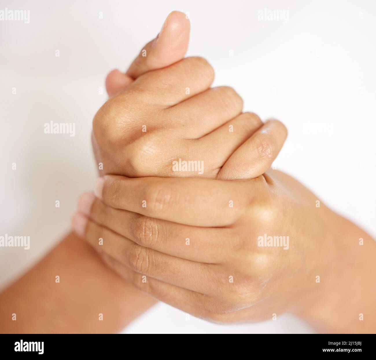 Garder vos mains hydratées est tout aussi important. Coupe courte d'une femme non reconnaissable hydratant ses mains. Banque D'Images