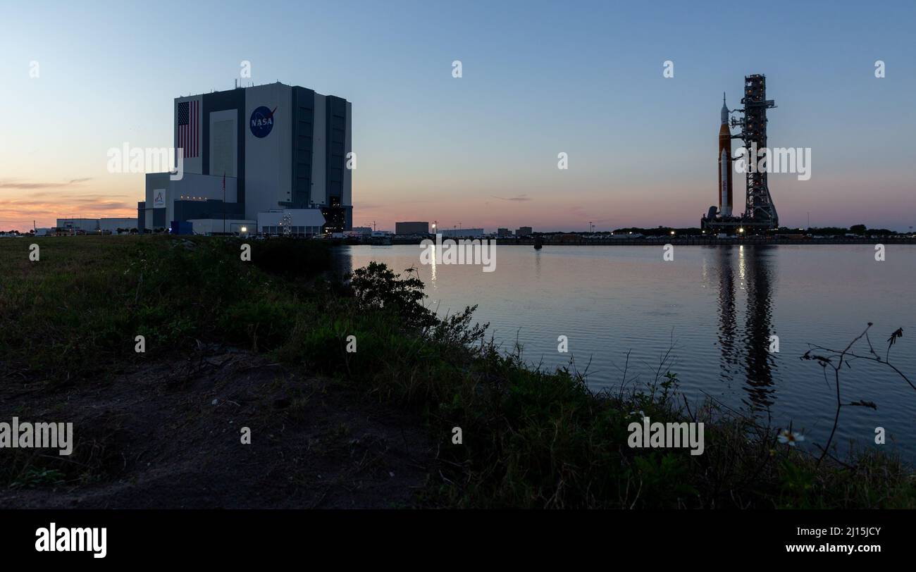 La fusée SLS (Space Launch System) de la NASA à bord de l'engin spatial Orion est vue au sommet d'un lanceur mobile alors qu'elle se lance pour la première fois dans le complexe de lancement 39B, le jeudi 17 mars 2022, au Kennedy Space Center de la NASA en Floride. Avant l'essai en vol Artemis I de la NASA, la fusée SLS et l'engin spatial Orion entièrement empilés et intégrés feront l'objet d'une répétition en robe humide au Launch Complex 39B pour vérifier les systèmes et pratiquer les procédures de compte à rebours pour le premier lancement. Crédit photo : (NASA/Keegan Barber) Banque D'Images