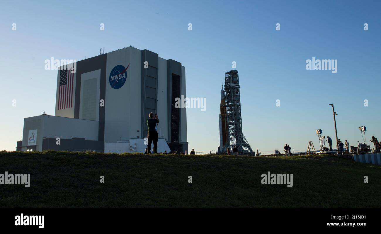 La fusée SLS (Space Launch System) de la NASA à bord de l'engin spatial Orion est vue au sommet d'un lanceur mobile alors qu'elle se lance pour la première fois dans le complexe de lancement 39B, le jeudi 17 mars 2022, au Kennedy Space Center de la NASA en Floride. Avant l'essai en vol Artemis I de la NASA, la fusée SLS et l'engin spatial Orion entièrement empilés et intégrés feront l'objet d'une répétition en robe humide au Launch Complex 39B pour vérifier les systèmes et pratiquer les procédures de compte à rebours pour le premier lancement. Crédit photo : (NASA/Aubrey Gemignani) Banque D'Images