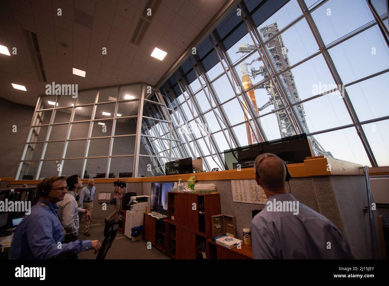 Les membres de l’équipe Artemis I lancent un engin de tir observer les fenêtres de la salle de tir un du centre de contrôle de lancement Rocco A. Petrone comme fusée SLS (Space Launch System) de la NASA avec l’engin spatial Orion à bord d’un lanceur mobile sort de High Bay 3 du bâtiment d’assemblage de véhicules Pour la première fois au lancement du complexe 39B, le jeudi 17 mars 2022, au Kennedy Space Center de la NASA, en Floride. Avant l'essai en vol Artemis I de la NASA, la fusée SLS et le vaisseau spatial Orion entièrement empilés et intégrés feront l'objet d'une répétition en robe humide au Launch Complex 39B pour vérifier les systèmes et pratiquer la procédure de compte à rebours Banque D'Images