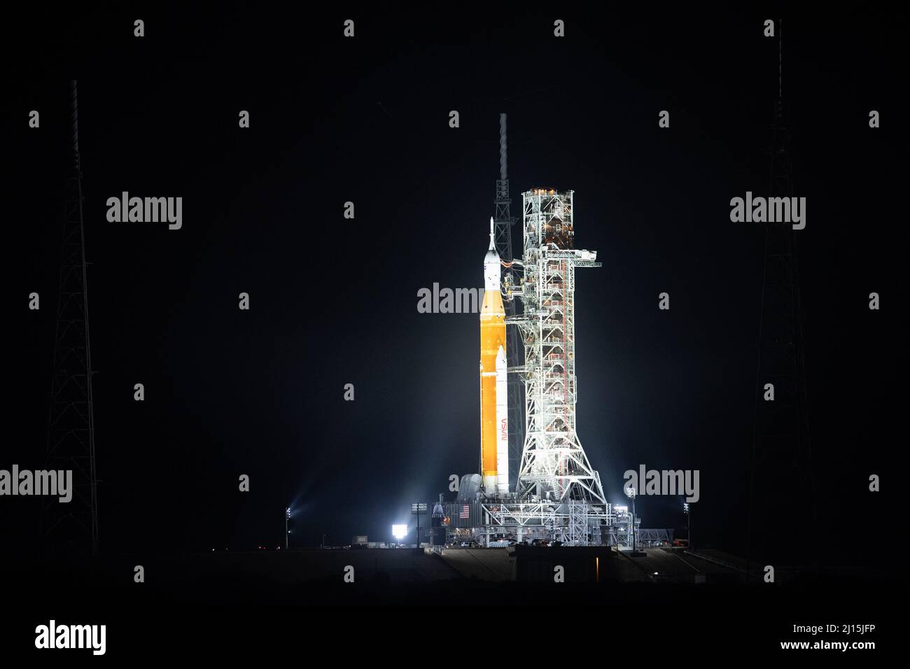La fusée SLS (Space Launch System) de la NASA à bord de l'engin spatial Orion est illuminée par des projecteurs au sommet d'un lanceur mobile au Launch Complex 39B, le vendredi 18 mars 2022, après avoir été lancée pour la première fois sur le plateau de lancement au Kennedy Space Center de la NASA en Floride. Avant l'essai en vol Artemis I de la NASA, la fusée SLS et l'engin spatial Orion entièrement empilés et intégrés feront l'objet d'une répétition en robe humide au Launch Complex 39B pour vérifier les systèmes et pratiquer les procédures de compte à rebours pour le premier lancement. Crédit photo : (NASA/Joel Kowsky) Banque D'Images