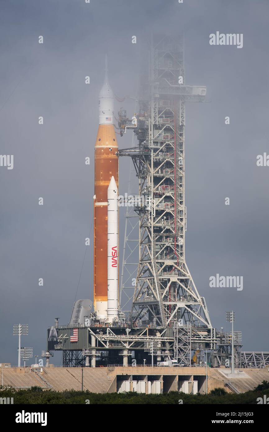 La fusée SLS (Space Launch System) de la NASA à bord de l'engin spatial Orion est vue au sommet d'un lanceur mobile au Launch Complex 39B, le vendredi 18 mars 2022, après avoir été déployée pour la première fois sur le plateau de lancement au Kennedy Space Center de la NASA en Floride. Avant l'essai en vol Artemis I de la NASA, la fusée SLS et l'engin spatial Orion entièrement empilés et intégrés feront l'objet d'une répétition en robe humide au Launch Complex 39B pour vérifier les systèmes et pratiquer les procédures de compte à rebours pour le premier lancement. Crédit photo : (NASA/Aubrey Gemignani) Banque D'Images