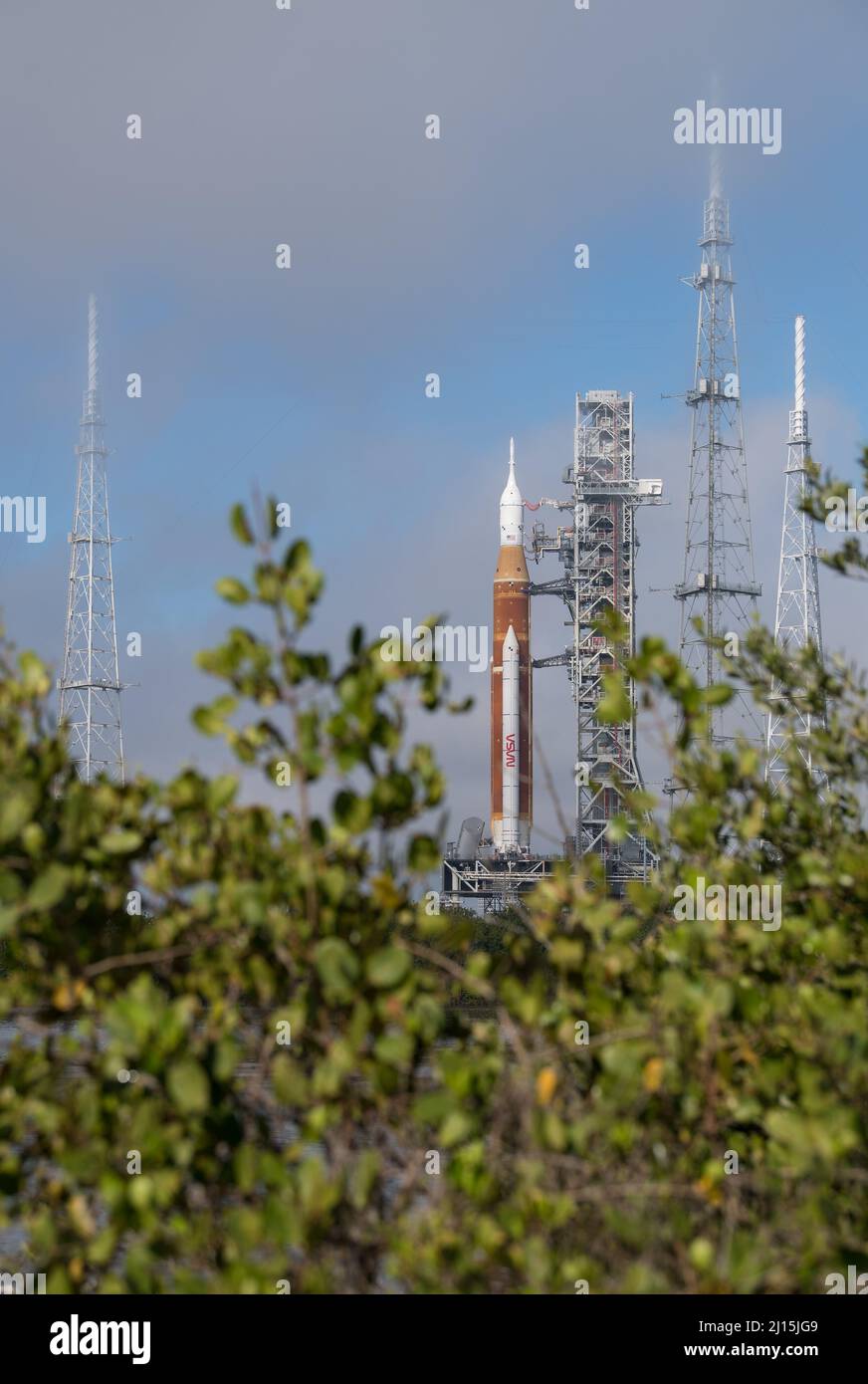 La fusée SLS (Space Launch System) de la NASA à bord de l'engin spatial Orion est vue au sommet d'un lanceur mobile au Launch Complex 39B, le vendredi 18 mars 2022, après avoir été déployée pour la première fois sur le plateau de lancement au Kennedy Space Center de la NASA en Floride. Avant l'essai en vol Artemis I de la NASA, la fusée SLS et l'engin spatial Orion entièrement empilés et intégrés feront l'objet d'une répétition en robe humide au Launch Complex 39B pour vérifier les systèmes et pratiquer les procédures de compte à rebours pour le premier lancement. Crédit photo : (NASA/Aubrey Gemignani) Banque D'Images