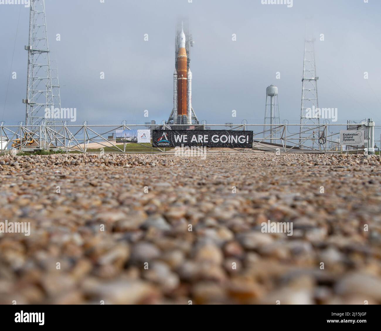 La fusée SLS (Space Launch System) de la NASA à bord de l'engin spatial Orion est vue au sommet d'un lanceur mobile au Launch Complex 39B, le vendredi 18 mars 2022, après avoir été déployée pour la première fois sur le plateau de lancement au Kennedy Space Center de la NASA en Floride. Avant l'essai en vol Artemis I de la NASA, la fusée SLS et l'engin spatial Orion entièrement empilés et intégrés feront l'objet d'une répétition en robe humide au Launch Complex 39B pour vérifier les systèmes et pratiquer les procédures de compte à rebours pour le premier lancement. Crédit photo : (NASA/Joel Kowsky) Banque D'Images