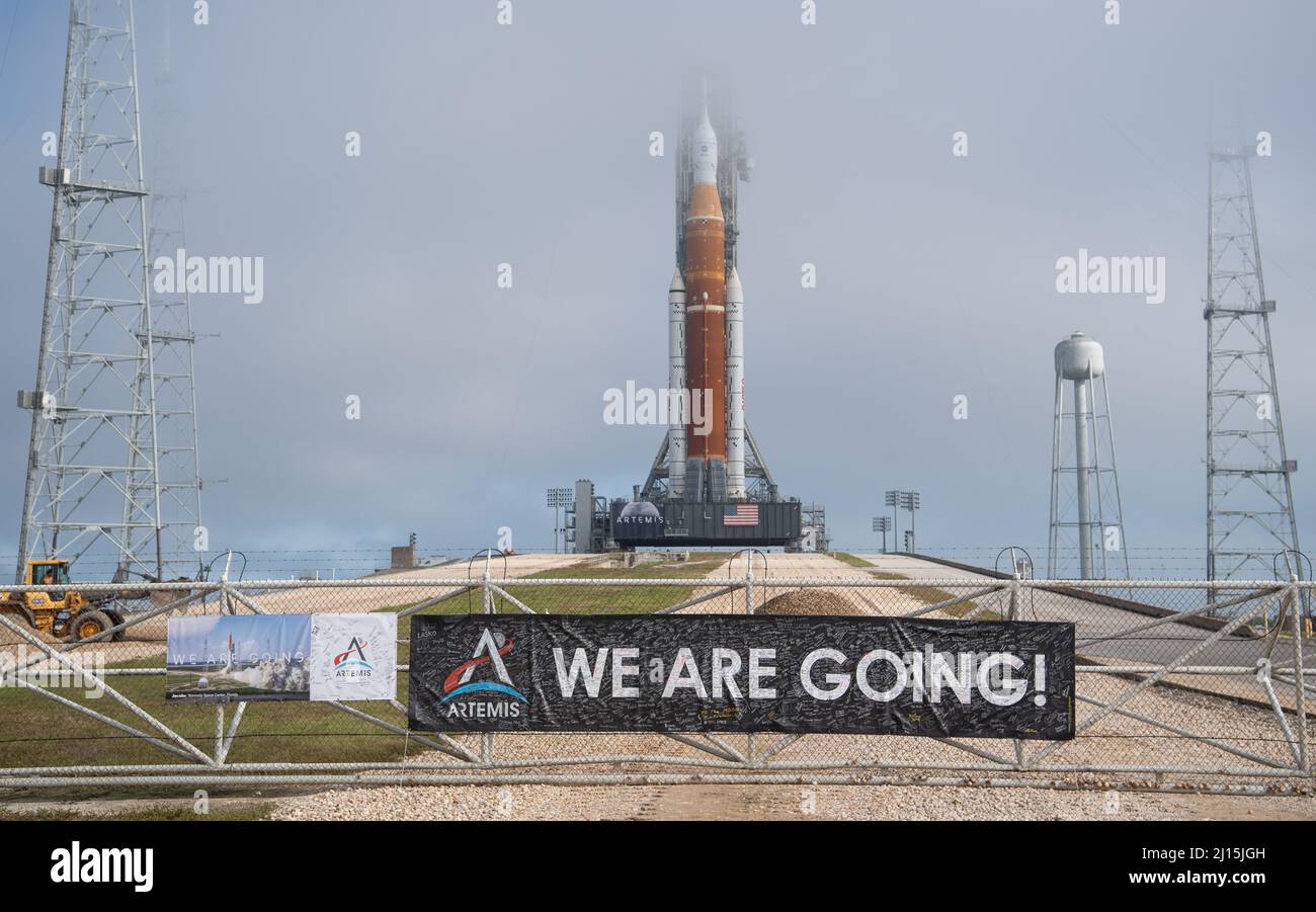 La fusée SLS (Space Launch System) de la NASA à bord de l'engin spatial Orion est vue au sommet d'un lanceur mobile au Launch Complex 39B, le vendredi 18 mars 2022, après avoir été déployée pour la première fois sur le plateau de lancement au Kennedy Space Center de la NASA en Floride. Avant l'essai en vol Artemis I de la NASA, la fusée SLS et l'engin spatial Orion entièrement empilés et intégrés feront l'objet d'une répétition en robe humide au Launch Complex 39B pour vérifier les systèmes et pratiquer les procédures de compte à rebours pour le premier lancement. Crédit photo : (NASA/Joel Kowsky) Banque D'Images