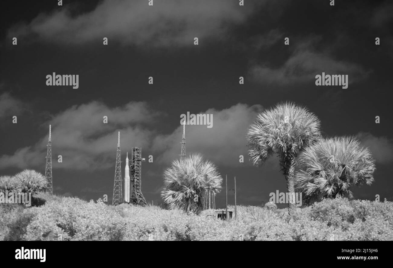Dans cette image infrarouge en noir et blanc, la fusée SLS (Space Launch System) de la NASA avec le vaisseau spatial Orion à bord est vue au sommet d'un lanceur mobile au Launch Complex 39B, le vendredi 18 mars 2022, Après avoir été déployé pour la première fois sur le plateau de lancement au Kennedy Space Center de la NASA en Floride. Avant l'essai en vol Artemis I de la NASA, la fusée SLS et l'engin spatial Orion entièrement empilés et intégrés feront l'objet d'une répétition en robe humide au Launch Complex 39B pour vérifier les systèmes et pratiquer les procédures de compte à rebours pour le premier lancement. Crédit photo : (NASA/Joel Kowsky) Banque D'Images