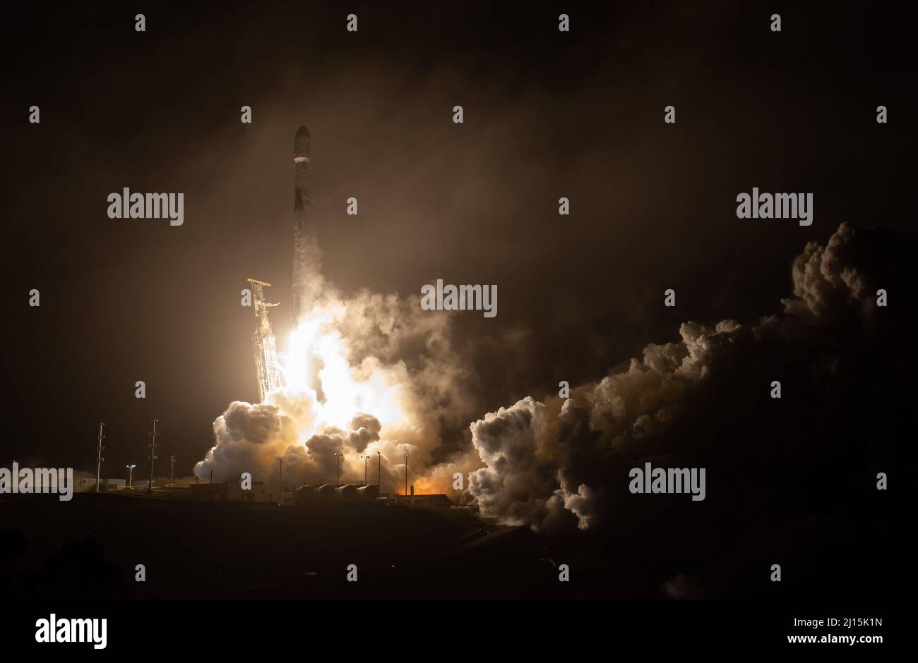 La fusée SpaceX Falcon 9 démarre avec le test de redirection à double astéroïde, ou DART, vaisseau spatial à bord, le mardi 23 novembre, 2021, heure du Pacifique (nov 24 heure de l'est) du complexe de lancement spatial 4E à la base de la force spatiale de Vandenberg, en Californie. La DART est le premier test de défense planétaire à grande échelle au monde, démontrant une méthode de la technologie de déflexion des astéroïdes. La mission a été construite et est gérée par l'APL Johns Hopkins pour le Bureau de coordination de la défense planétaire de la NASA. Crédit photo : (NASA/Bill Ingalls) Banque D'Images