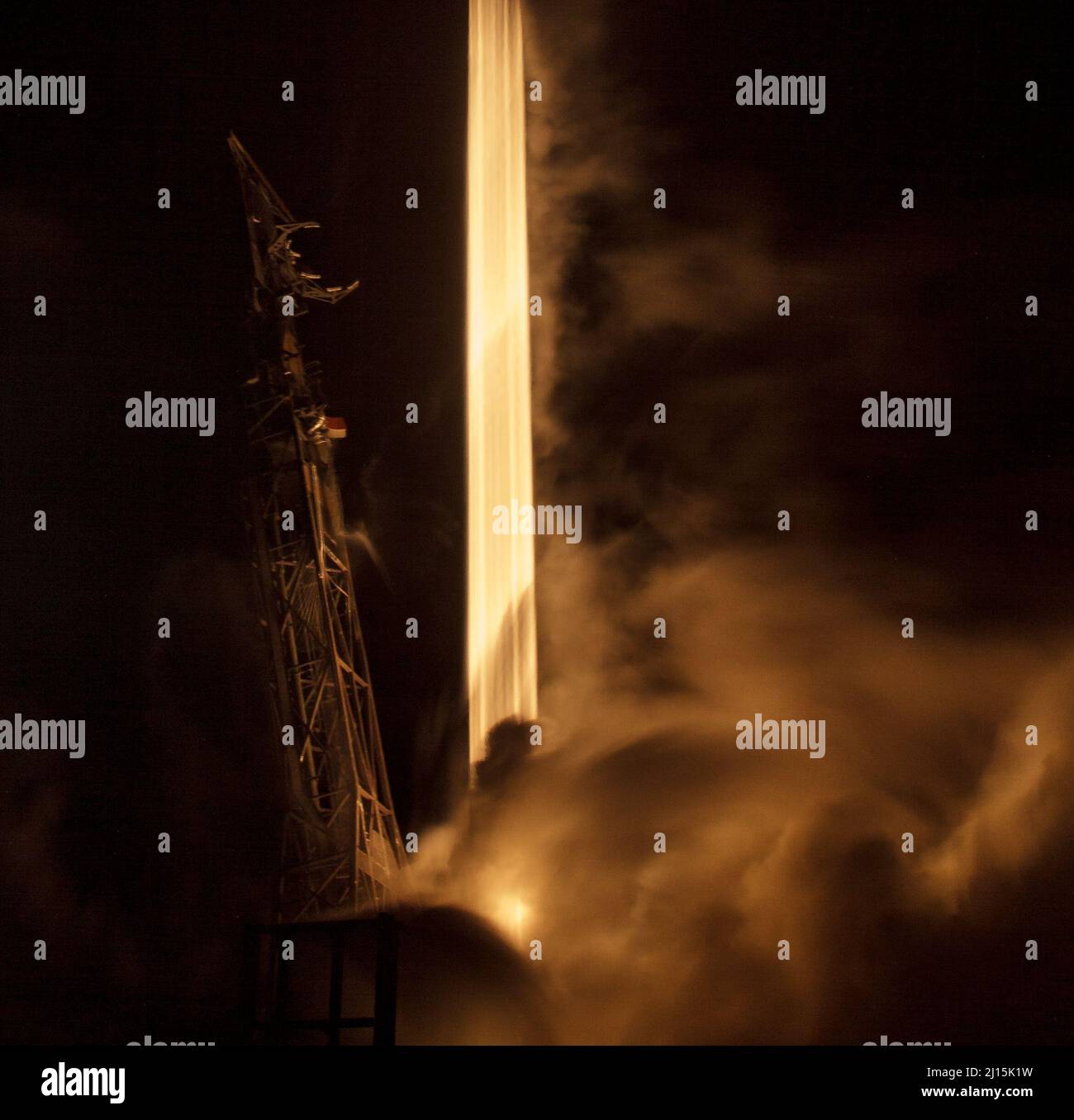 La fusée SpaceX Falcon 9 est vue dans cette photographie d'exposition de 30 secondes alors qu'elle se lance avec le test de redirection des astéroïdes doubles, ou DART, vaisseau spatial à bord, le mardi 23 novembre, 2021, heure du Pacifique (nov 24 heure de l'est) du complexe de lancement spatial 4E à la base de la force spatiale de Vandenberg, en Californie. La DART est le premier test de défense planétaire à grande échelle au monde, démontrant une méthode de la technologie de déflexion des astéroïdes. La mission a été construite et est gérée par l'APL Johns Hopkins pour le Bureau de coordination de la défense planétaire de la NASA. Crédit photo : (NASA/Bill Ingalls) Banque D'Images