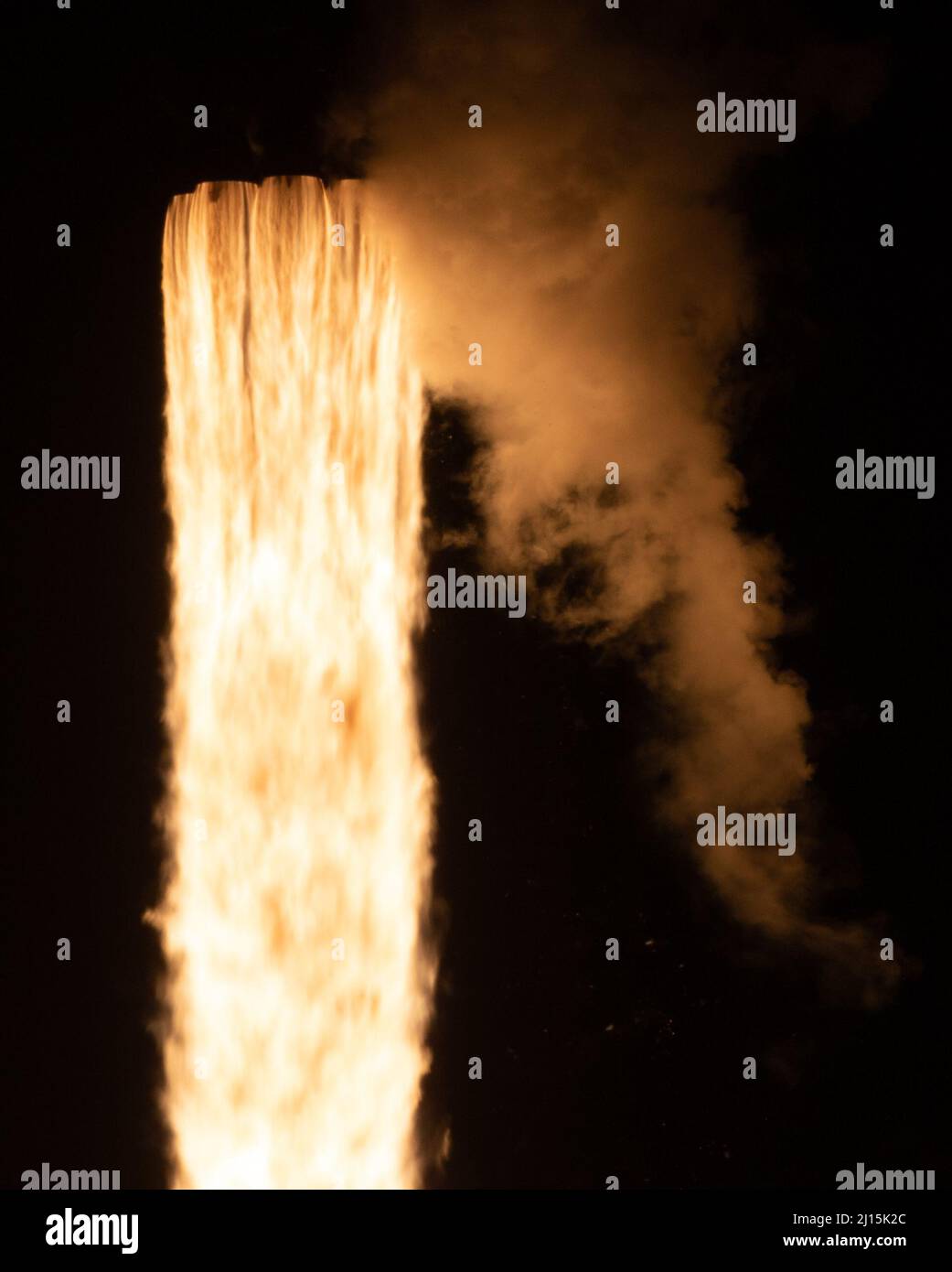 Une fusée SpaceX Falcon 9 est lancée avec le vaisseau spatial Imaging X-ray Polarimetry Explorer (IXPE) de la NASA à bord du Launch Complex 39A, le jeudi 9 décembre 2021, au Kennedy Space Center de la NASA en Floride. L'engin spatial IXPE est le premier satellite dédié à la mesure de la polarisation des rayons X à partir de diverses sources cosmiques, telles que les trous noirs et les étoiles neutrons. Le lancement a eu lieu à 1 h 00 HNE. Crédit photo : (NASA/Joel Kowsky) Banque D'Images
