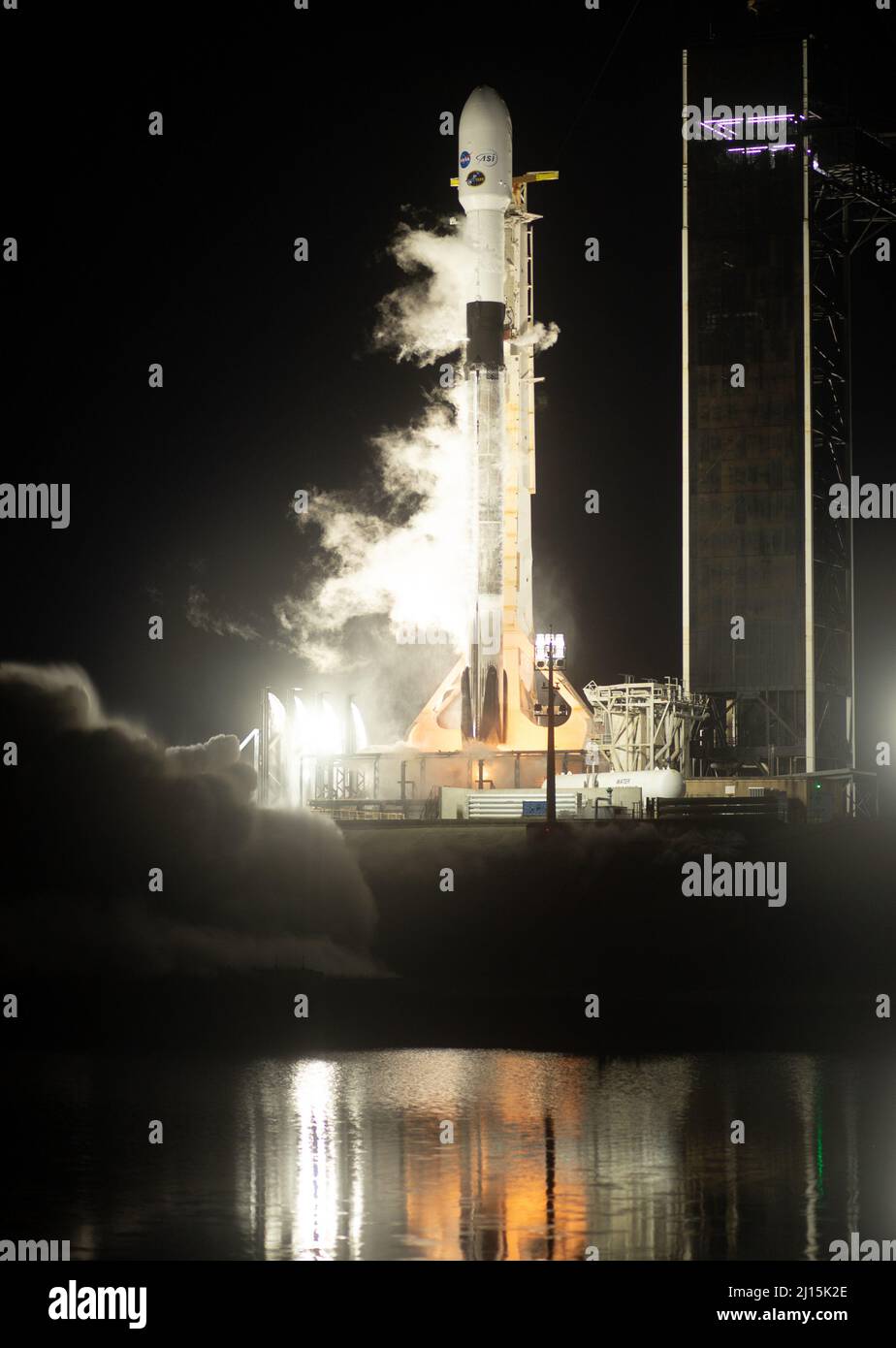 Une fusée SpaceX Falcon 9 est lancée avec le vaisseau spatial Imaging X-ray Polarimetry Explorer (IXPE) de la NASA à bord du Launch Complex 39A, le jeudi 9 décembre 2021, au Kennedy Space Center de la NASA en Floride. L'engin spatial IXPE est le premier satellite dédié à la mesure de la polarisation des rayons X à partir de diverses sources cosmiques, telles que les trous noirs et les étoiles neutrons. Le lancement a eu lieu à 1 h 00 HNE. Crédit photo : (NASA/Joel Kowsky) Banque D'Images