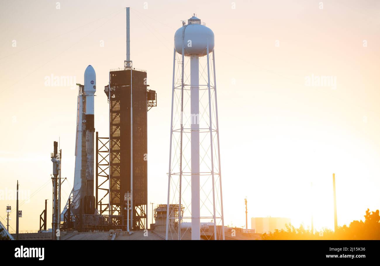 Une fusée SpaceX Falcon 9 transportant le vaisseau spatial Imaging X-ray Polarimetry Explorer (IXPE) de la NASA est visible sur le plateau de lancement du Launch Complex 39A, le mercredi 8 décembre 2021, au Kennedy Space Center de la NASA en Floride. L'engin spatial IXPE est le premier satellite dédié à la mesure de la polarisation des rayons X à partir de diverses sources cosmiques, telles que les trous noirs et les étoiles neutrons. Crédit photo : (NASA/Joel Kowsky) Banque D'Images