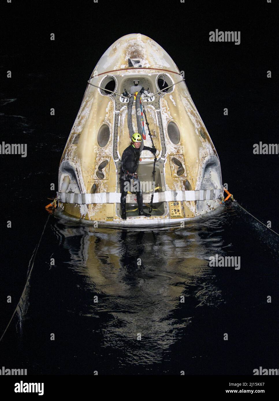 Les équipes de soutien travaillent autour de l'engin spatial SpaceX Crew Dragon Resilience peu après son atterrissage avec les astronautes de la NASA Mike Hopkins, Shannon Walker et Victor Glover, et l'astronaute de l'Agence japonaise d'exploration aérospatiale (JAXA) Soichi Noguchi, dans le golfe du Mexique, au large des côtes de Panama City, en Floride, le dimanche 2 mai 2021. La mission SpaceX Crew-1 de la NASA a été le premier vol par rotation d’équipage du vaisseau spatial SpaceX Crew Dragon et de la fusée Falcon 9 avec des astronautes à destination de la Station spatiale internationale dans le cadre du programme d’équipage commercial de l’agence. Crédit photo : (NASA/Bill Ingalls) Banque D'Images