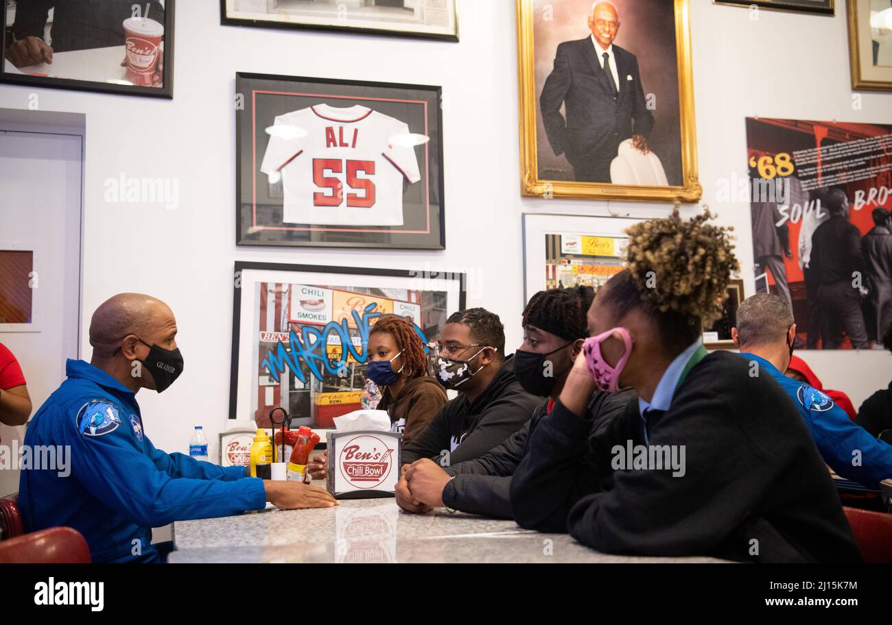 Victor Glover, astronaute de la NASA, parle avec les étudiants de son temps à bord de la Station spatiale internationale, le jeudi 18 novembre 2021, au Ben’s Chili Bowl à Washington, DC. Des étudiants du campus éducatif de Cardozo, du lycée préparatoire de la technologie de l'amitié, du lycée technique McKinley, du lycée Phelps et du lycée Wilson ont entendu les astronautes de la NASA Glover, Mike Hopkins, Et Shannon Walker parlent de la mission Crew-1, la première mission de rotation de l’équipage à la Station spatiale internationale pour le Falcon 9 de SpaceX et le vaisseau spatial Crew Dragon dans le cadre du Programme d’équipage commercial de l’agence et du Banque D'Images