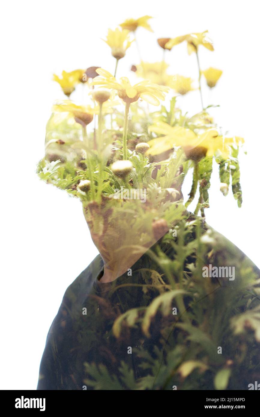Une image de fleurs combinée à un portrait d'un homme anonyme Banque D'Images