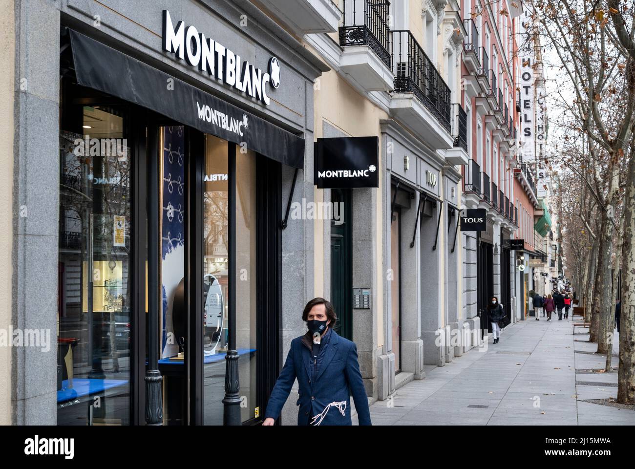 Madrid, Espagne. 19th févr. 2022. Un piéton passe devant le fabricant allemand d'instruments d'écriture de luxe, montres, bijoux magasin Montblanc en Espagne. (Photo de Xavi Lopez/SOPA Images/Sipa USA) crédit: SIPA USA/Alay Live News Banque D'Images