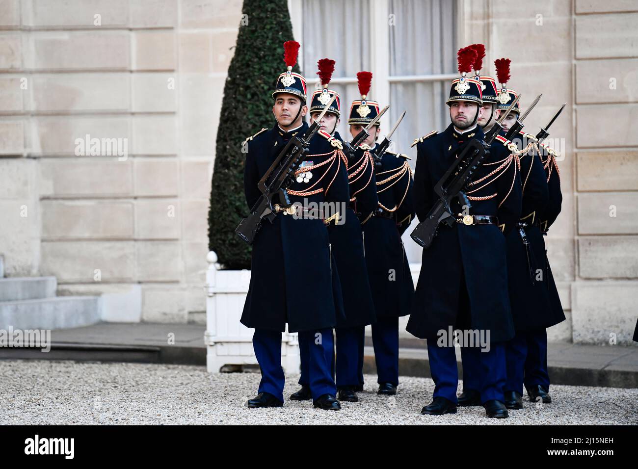 L'illustration montre les gardes républicains français (garde) (Garde de Republicaine) à l'intérieur de la cour jusqu'au Palais de l'Elysée (Palais de l'El) Banque D'Images