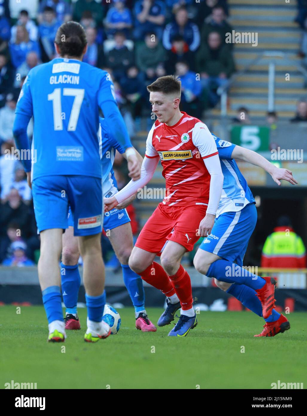 Windsor Park, Belfast, Irlande du Nord, Royaume-Uni. 13 mars 2022. Finale de la coupe de la Ligue BetMcLean – Cliftonville contre Coleraine. Le match d'aujourd'hui entre Cliftonville (rouge) et Coleraine est la première finale nationale de football de coupe à avoir lieu un dimanche en Irlande du Nord. Ryan Curran Cliftonville en action.Credit: CAZIMB/Alamy Live News. Banque D'Images