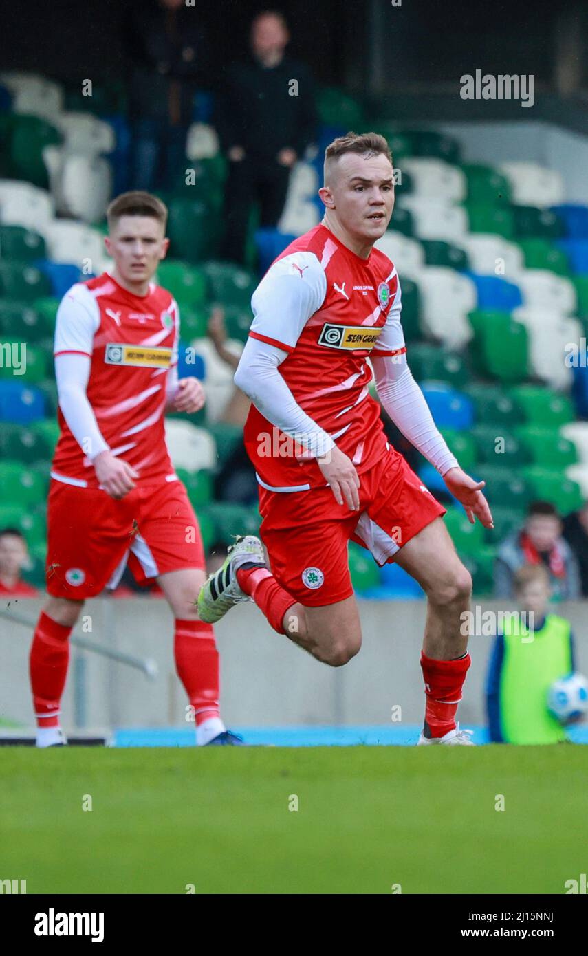 Windsor Park, Belfast, Irlande du Nord, Royaume-Uni. 13 mars 2022. Finale de la coupe de la Ligue BetMcLean – Cliftonville contre Coleraine. Le match d'aujourd'hui entre Cliftonville (rouge) et Coleraine est la première finale nationale de football de coupe à avoir lieu un dimanche en Irlande du Nord. Rory Hale Cliftonville (à droite). Crédit : CAZIMB/Alamy Live News. Banque D'Images