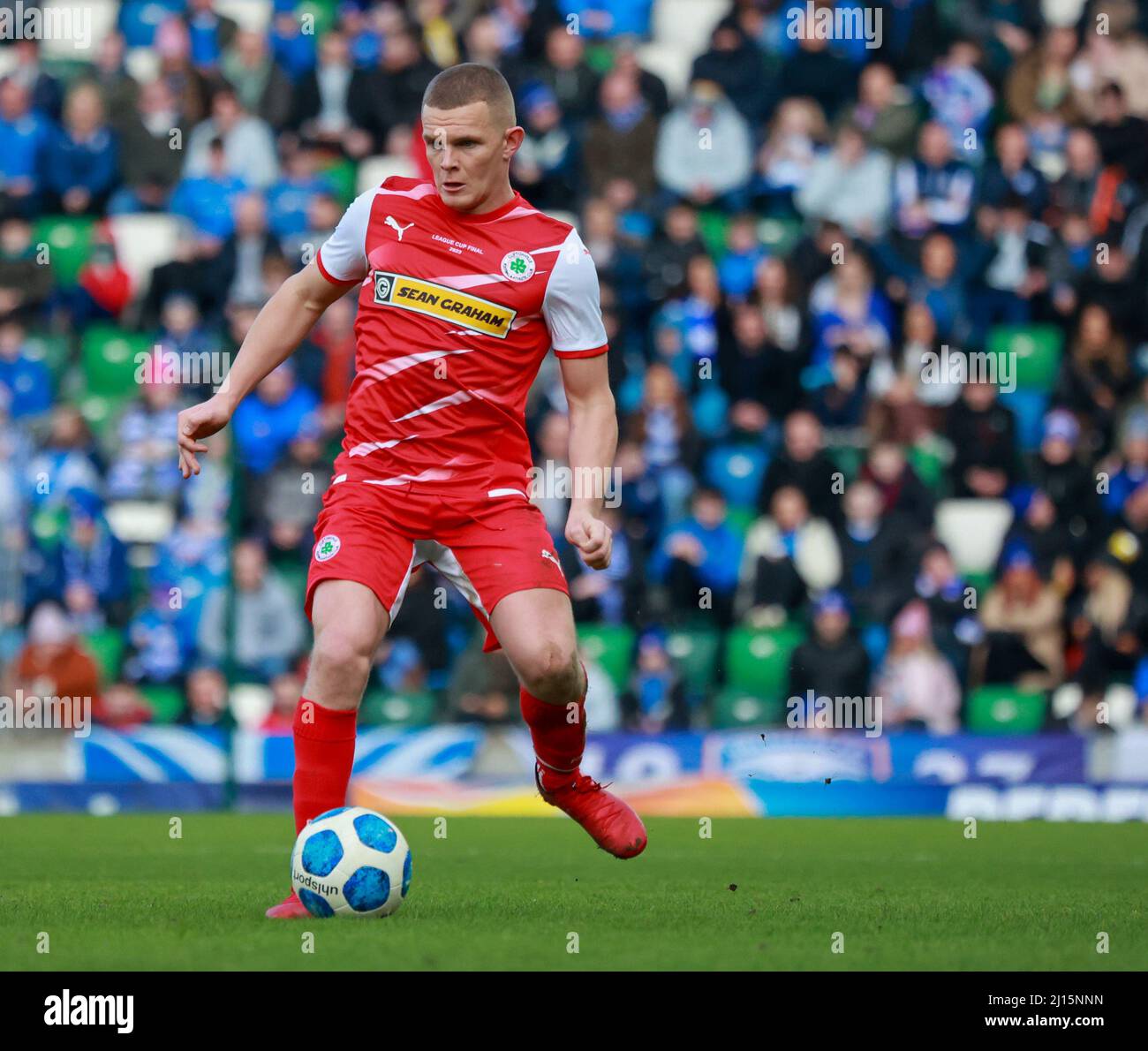 Windsor Park, Belfast, Irlande du Nord, Royaume-Uni. 13 mars 2022. Finale de la coupe de la Ligue BetMcLean – Cliftonville contre Coleraine. Le match d'aujourd'hui entre Cliftonville (rouge) et Coleraine est la première finale nationale de football de coupe à avoir lieu un dimanche en Irlande du Nord. Levi Ives Cliftonville. Crédit : CAZIMB/Alamy Live News. Banque D'Images