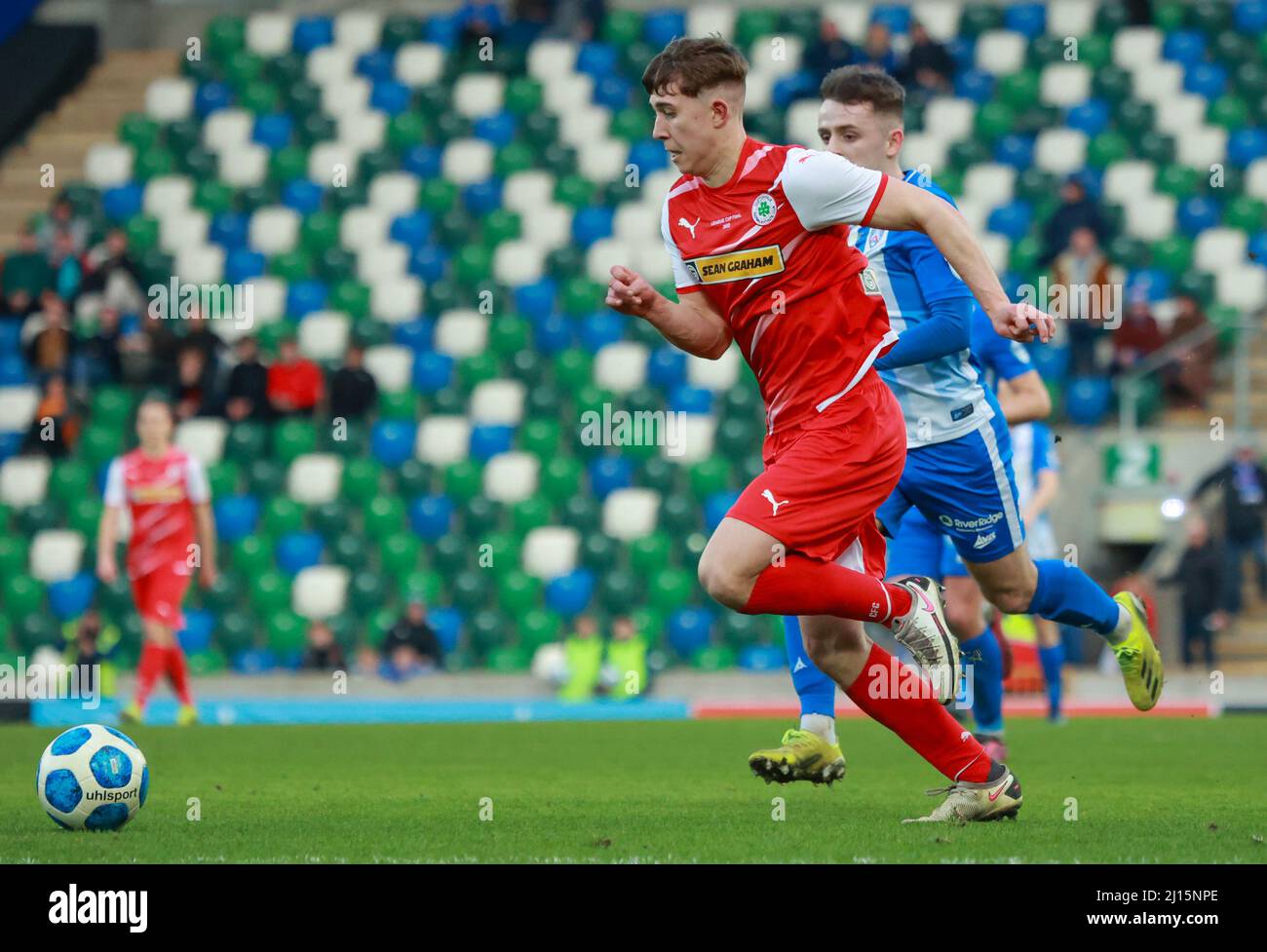 Windsor Park, Belfast, Irlande du Nord, Royaume-Uni. 13 mars 2022. Finale de la coupe de la Ligue BetMcLean – Cliftonville contre Coleraine. Le match d'aujourd'hui entre Cliftonville (rouge) et Coleraine est la première finale nationale de football de coupe à avoir lieu un dimanche en Irlande du Nord. Paul O'Neill Cliftonville. Crédit : CAZIMB/Alamy Live News. Banque D'Images