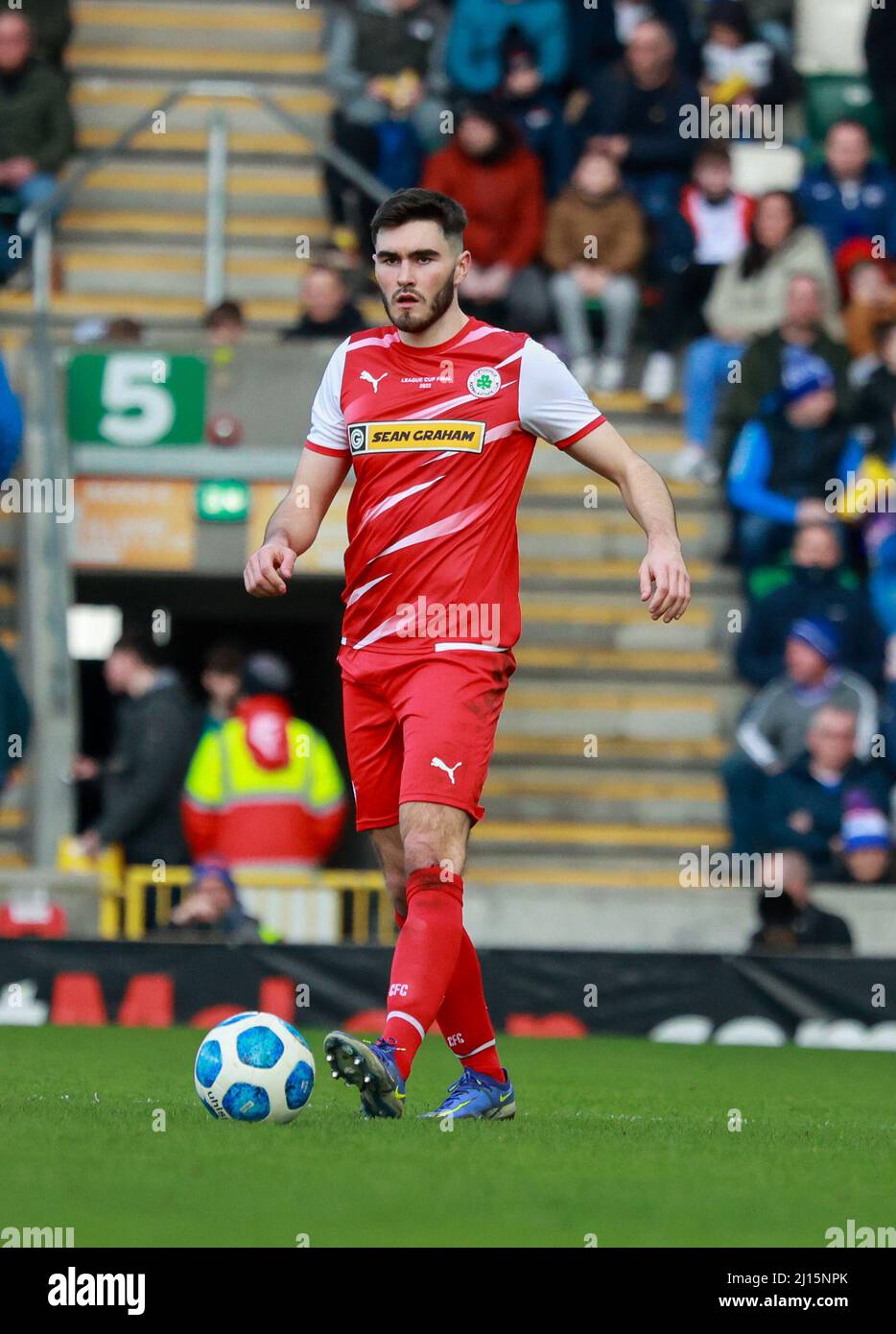 Windsor Park, Belfast, Irlande du Nord, Royaume-Uni. 13 mars 2022. Finale de la coupe de la Ligue BetMcLean – Cliftonville contre Coleraine. Le match d'aujourd'hui entre Cliftonville (rouge) et Coleraine est la première finale nationale de football de coupe à avoir lieu un dimanche en Irlande du Nord. Luke Turner Cliftonville. Crédit : CAZIMB/Alamy Live News. Banque D'Images