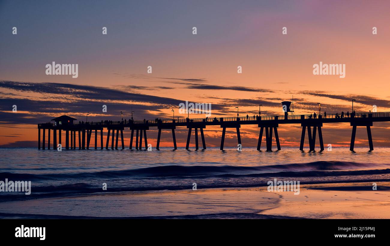 Personnes marchant sur un quai de pêche au coucher du soleil dans le golfe du Mexique à fort Walton Beach, près de destin Floride, États-Unis. Banque D'Images