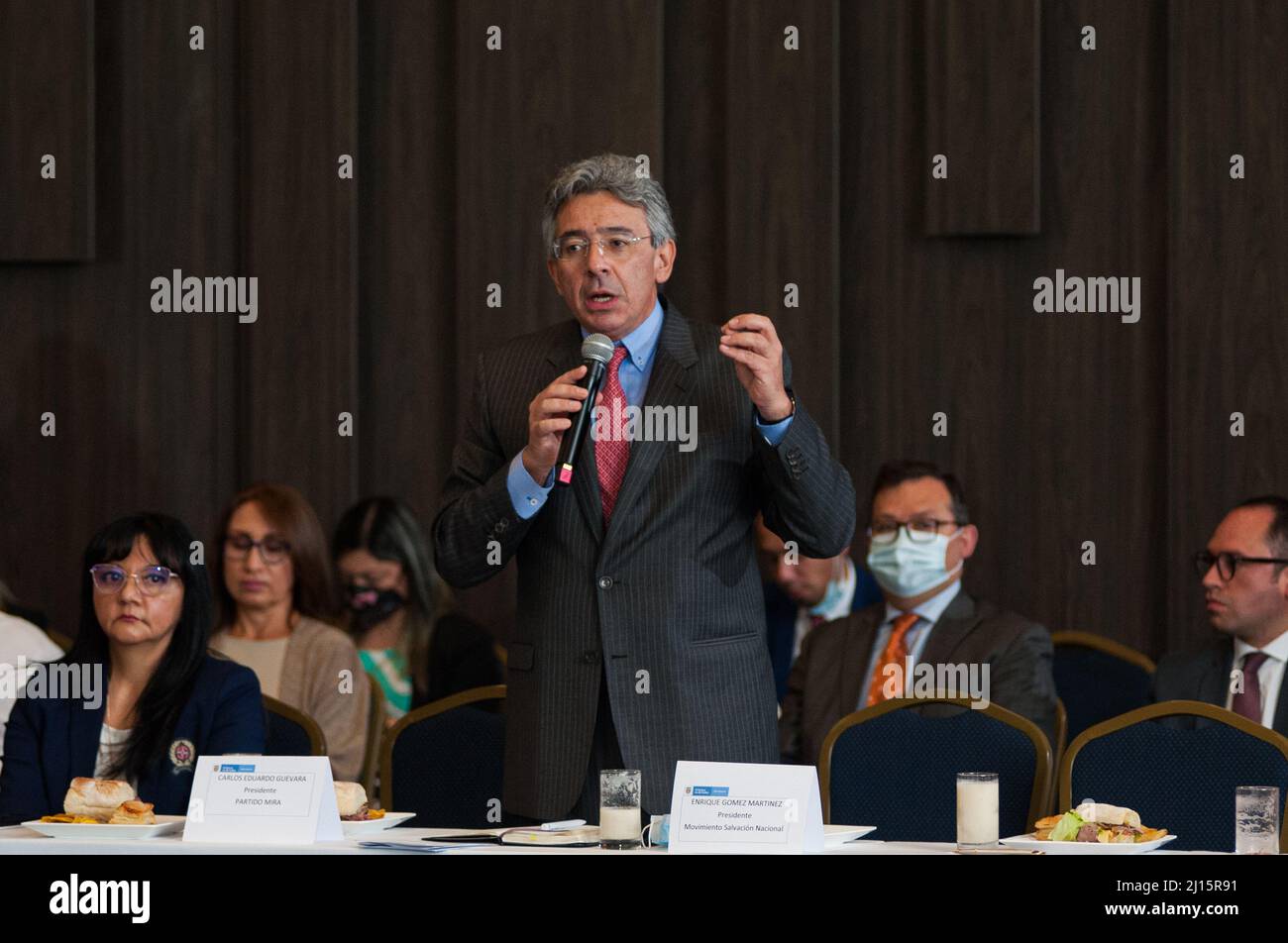 Bogota, Colombie. 22nd mars 2022. Le candidat présidentiel du parti politique 'Movimiento de Salvacion Nacional' Enrique Gomez Hurtado lors d'une réunion de garanties électorales était le registraire national Alexander Vega a choisi de ne pas faire un nouveau décompte des élections législatives de 2022, à Bogota, Colombie le 22 mars 2022. Photo de: CHEPA Beltran/long Visual Press crédit: Long Visual Press/Alay Live News Banque D'Images
