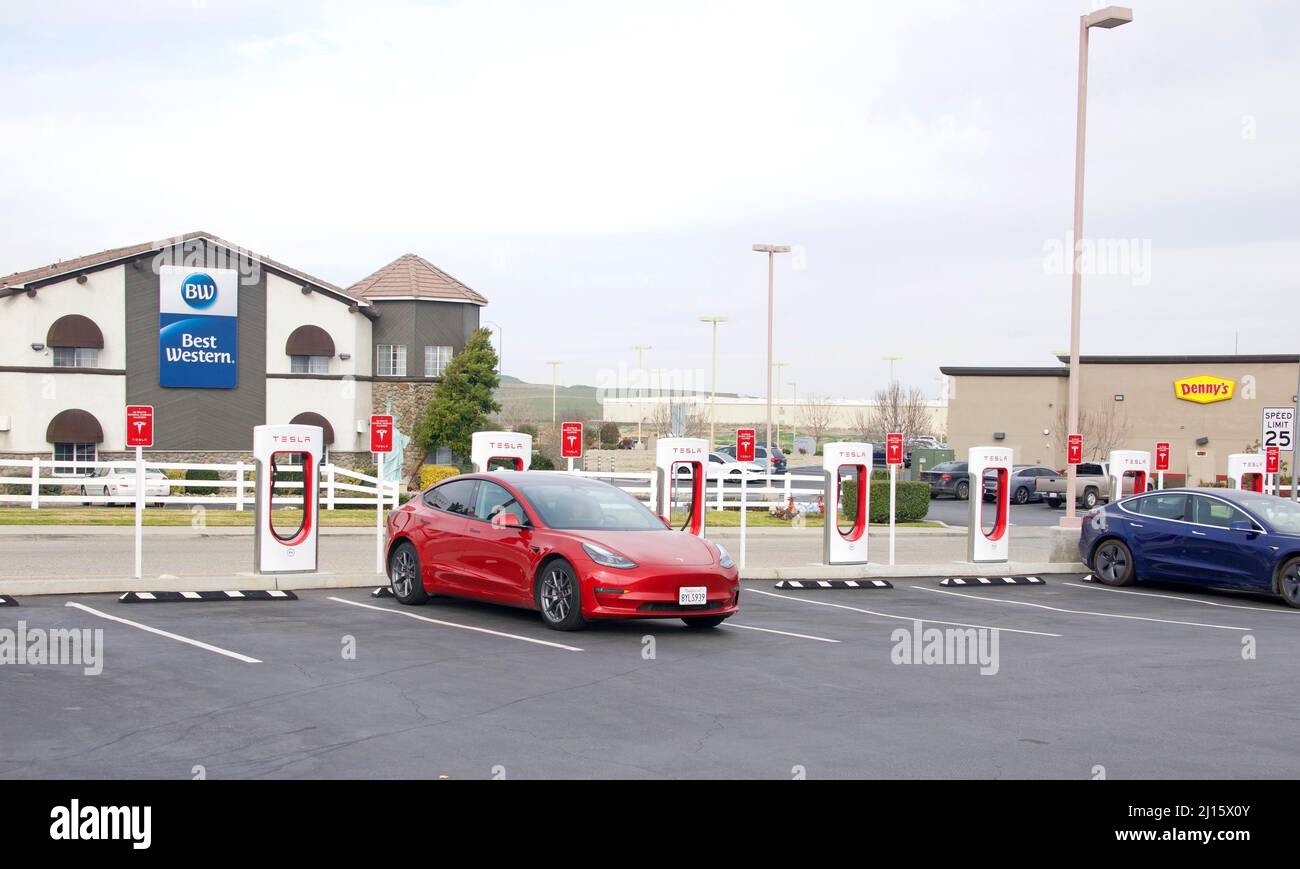 Lebec, CA 29 janvier 2022 station de Supercharger de Tesla. Les