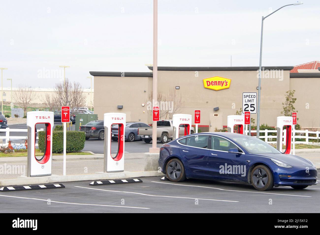 Lebec, CA 29 janvier 2022 station de Supercharger de Tesla. Les
