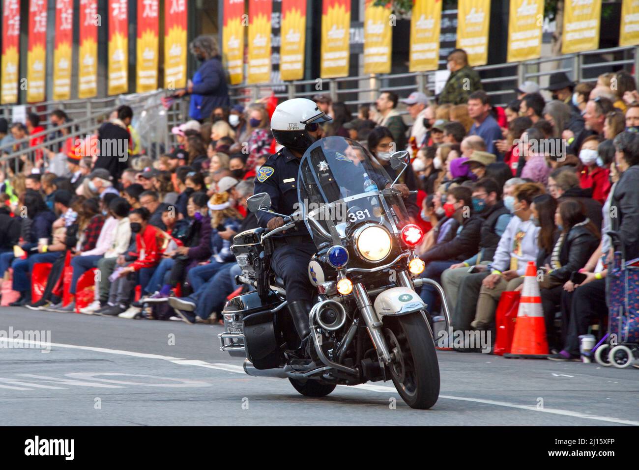 San Francisco, CA - 19 février 2022 : participants non identifiés à la parade du nouvel an chinois, l'un des 10 plus grands défilés du monde et la plus grande célébration Banque D'Images