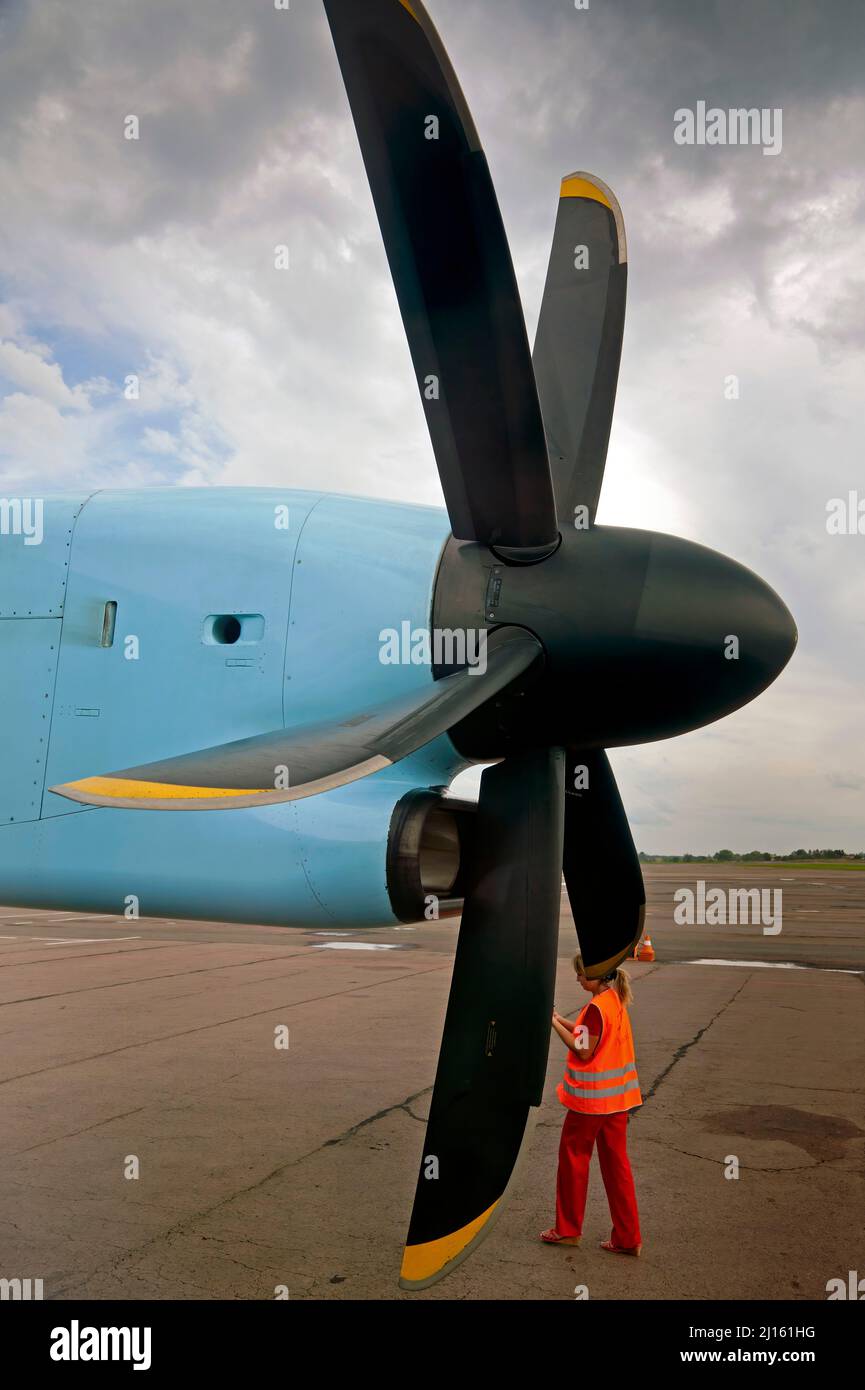 Propellor et personnel au sol, aéroport international Danylo Halytskyi, Lviv, Ukraine Banque D'Images