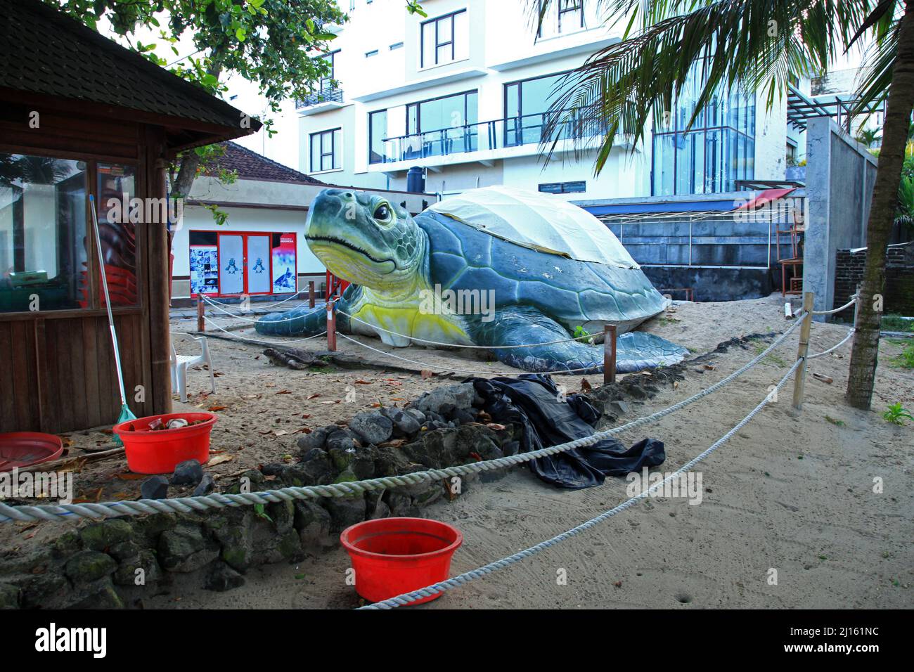 La sculpture de tortue de mer géante de la Bali Sea Turtle Society à Kuta Beach, Bali, Indonésie. Banque D'Images