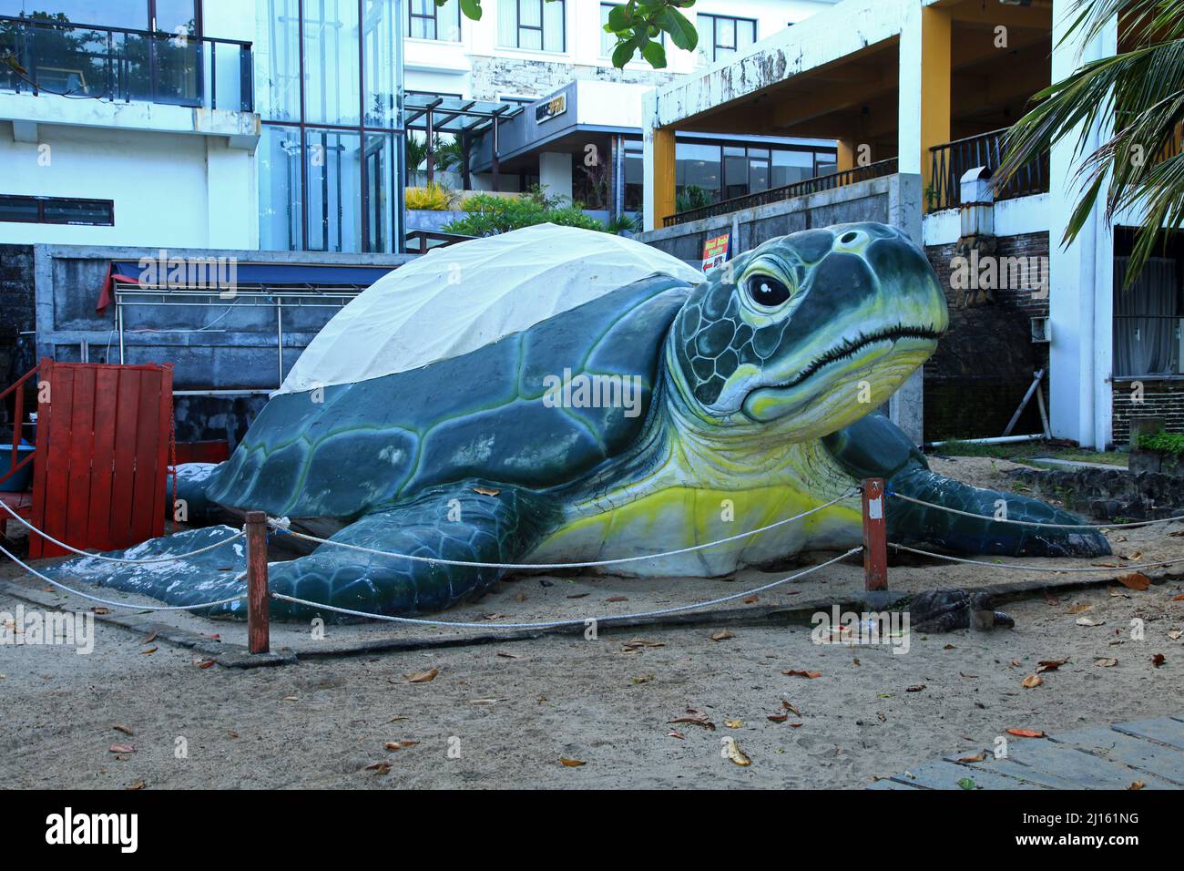 La sculpture de tortue de mer géante de la Bali Sea Turtle Society à Kuta Beach, Bali, Indonésie. Banque D'Images