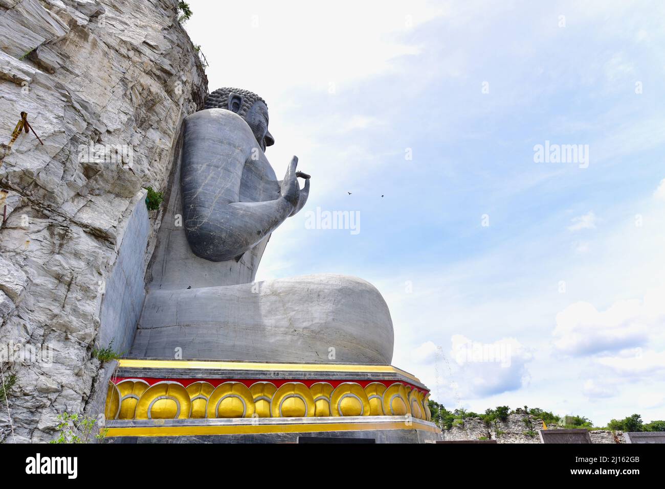 Bouddha assis à Wat Khao Tham Thiam dans la province de Suphanburi Banque D'Images