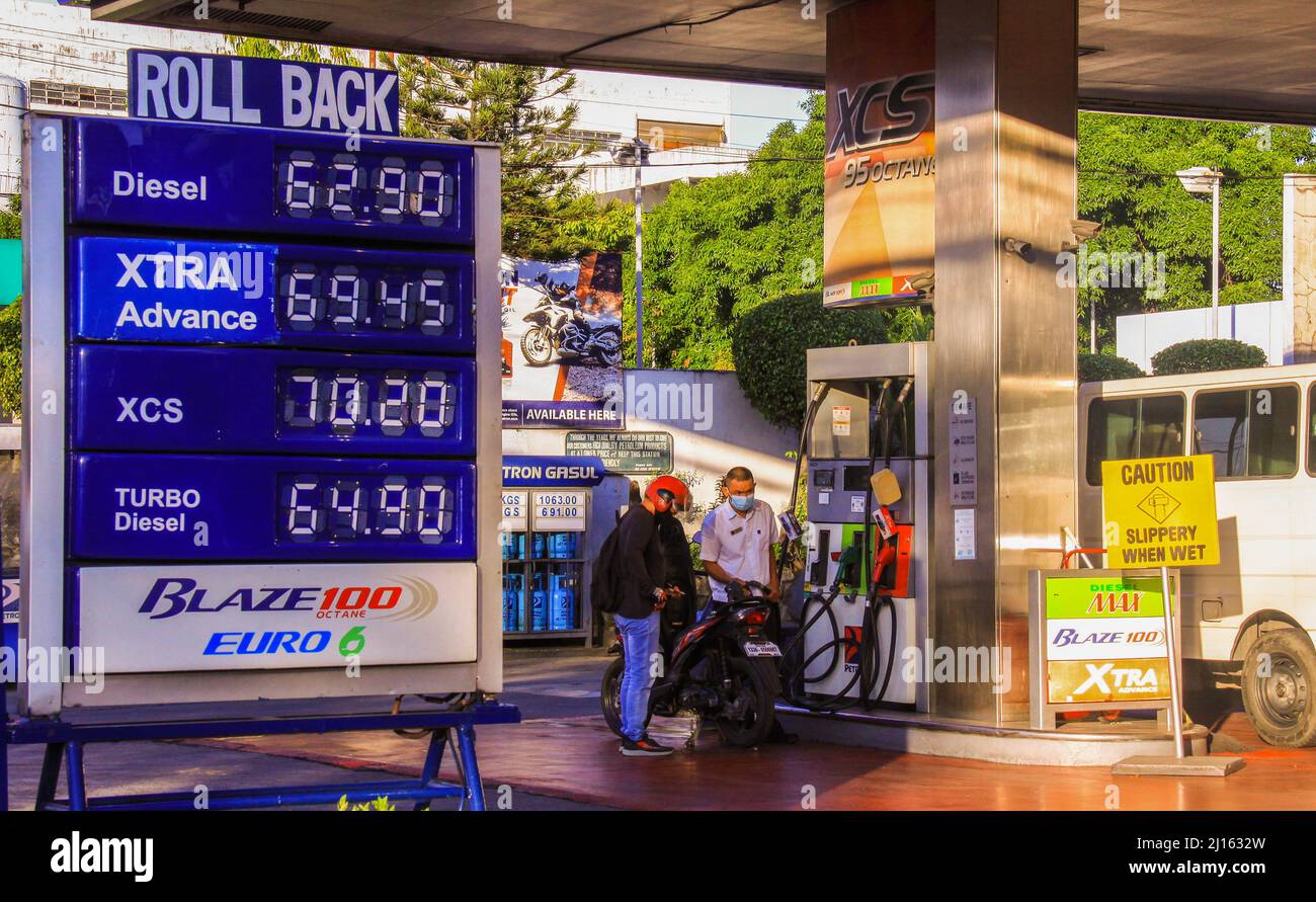 Quezon City, Philippines. 22nd mars 2022. Philippines: La reprise des prix du carburant a été importante, la première fois depuis le début de l'année, en vigueur mardi matin, après 11 semaines consécutives d'augmentation des prix du pétrole. (Photo de EDD Castro/Pacific Press) crédit: Pacific Press Media production Corp./Alay Live News Banque D'Images