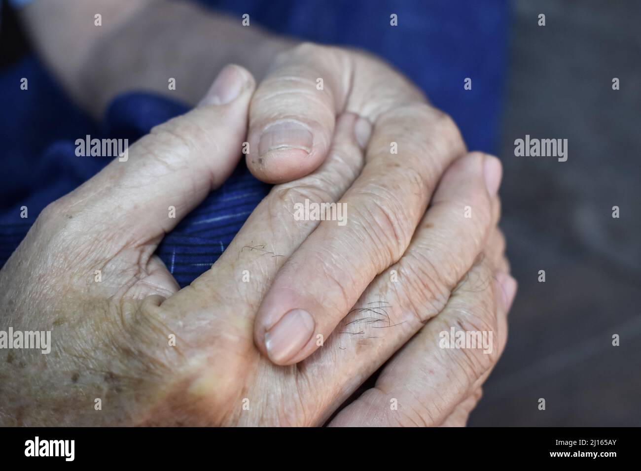 Les mains du vieil homme asiatique du Myanmar se sont jointes.Concept de polyarthrite rhumatoïde, d'arthrose ou de douleur articulaire. Banque D'Images