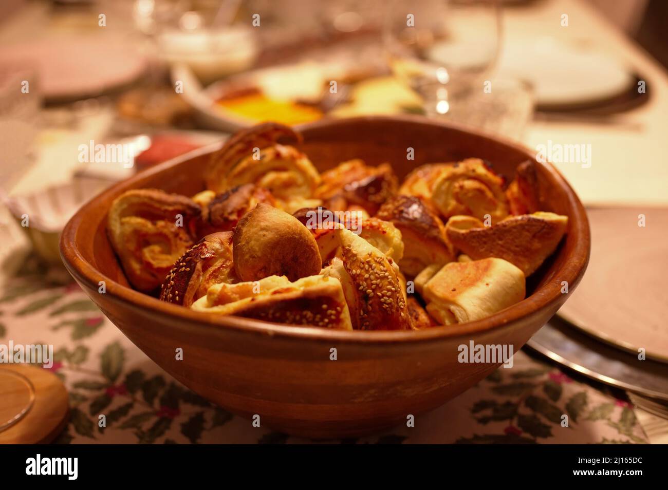 Table pour le dîner avec panier à pain devant Banque D'Images