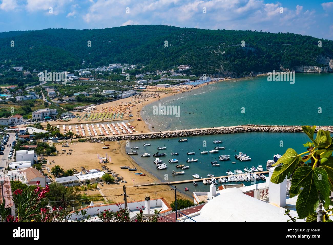 Italie Apulia Gargano Peschici mer, port et plage Banque D'Images